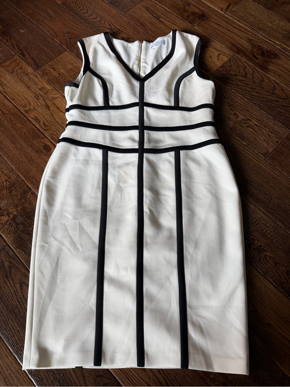 GINA BACCONI Sleeveless White Sheath Dress with Black Piping Size 12